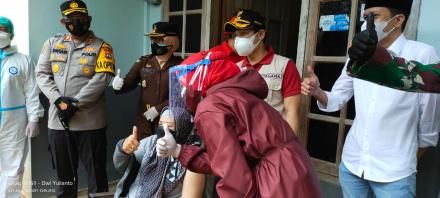 Vaksinasi dari rumah kerumah di Desa Sengon dari  BIN jatim Bersama Bupati Trenggalek